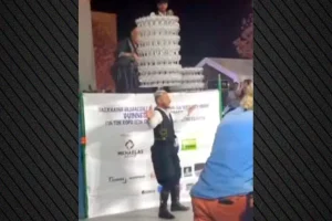 Κύπριος χόρεψε με 469 ποτήρια στο κεφάλι και έκανε Ρεκόρ Γκίνες – Δείτε βίντεο