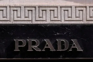 Η Prada αγοράζει την Versace για 1,38 δισ. δολάρια παρά τους δασμούς