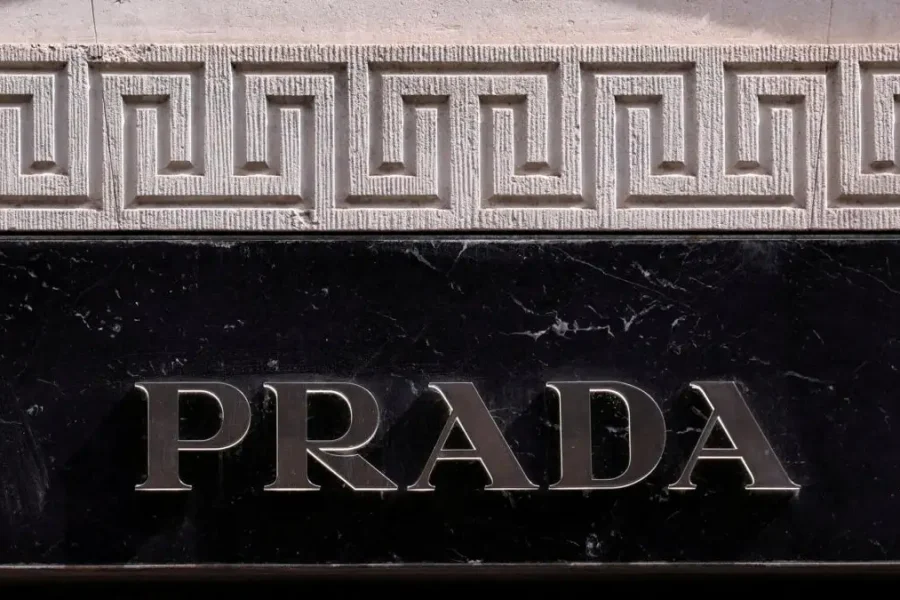 Η Prada αγοράζει την Versace για 1,38 δισ. δολάρια παρά τους δασμούς