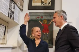 Η διευθύντρια του μουσείου Checkpoint Charlie στο Βερολίνο γέννησε το 10ο παιδί της σε ηλικία 66 ετών και επέστρεψε στη δουλειά της