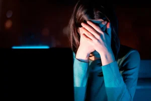 Συνελήφθη πιλότος της ΠΑ που απειλούσε τη σύντροφό του με revenge porn: «Αν δεν κάνουμε σεξ, θα δημοσιοποιήσω βίντεο»