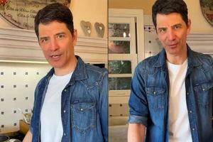 Σάκης Ρουβάς: Έβαψε τα αυγά με φυσικό τρόπο και αποθεώθηκε στα social media