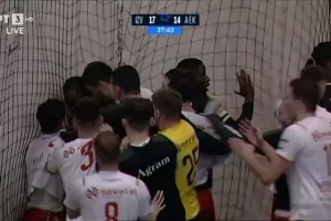 Ξέφυγε η κατάσταση στο Ίζβιντατς – ΑΕΚ: Στα χέρια ήρθαν οι παίκτες των δύο ομάδων