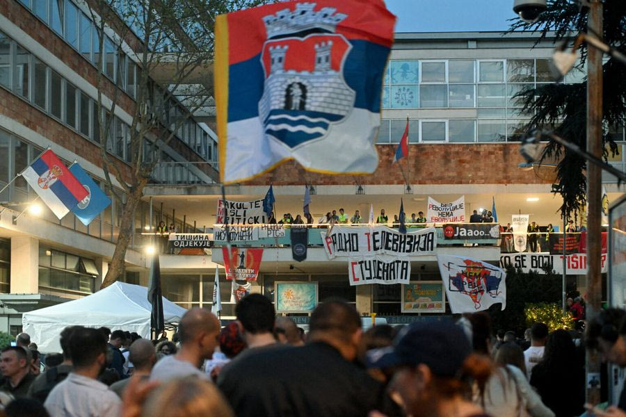 Σερβία: Έκρυθμη κατάσταση και διαδηλώσεις έξω από την κρατική τηλεόραση