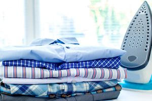 Tips για να αφαιρέσετε τις τσακίσεις από τα ρούχα χωρίς σιδέρωμα