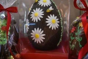 Ο λόγος που είναι τόσο ακριβά φέτος τα πασχαλινά σοκολατένια αυγά