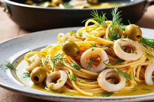 Ζυμαρικά με λεμονάτα καλαμάρια, άνηθο και ελιές