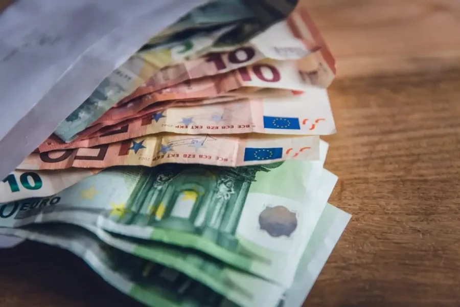 Γνωστός δικηγόρος καταγγέλλεται πως απέσπασε χιλιάδες ευρώ από μετανάστες