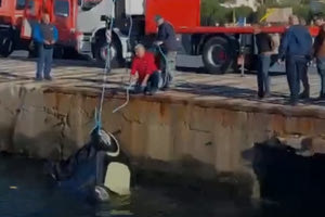 Λιμάνι Ηρακλείου: Καρέ – καρέ η ανάσυρση του μοιραίου αυτοκινήτου (Bίντεο)