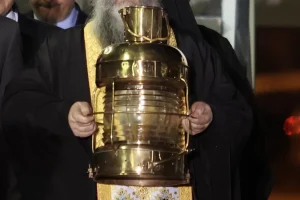 Ο Γιάννης Λοβέρδος θα παραλάβει το Άγιο Φως από τα Ιεροσόλυμα