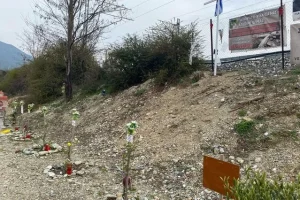 Τέμπη: Συγγενείς θυμάτων στον τόπο του δυστυχήματος την ημέρα του Πάσχα