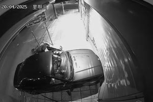 Θεσσαλονίκη: 25χρονος έχασε τον έλεγχο του ΙΧ και κατέληξε σε βιτρίνα καταστήματος