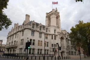 Βρετανία: Το Ανώτατο Δικαστήριο αποκλείει τις τρανς από τον νομικό ορισμό της «γυναίκας»