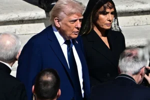 Κηδεία Πάπα Φραγκίσκου: Ο Τραμπ παραβίασε το πρωτόκολλο, φορώντας μπλε κοστούμι