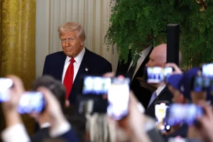 Στριμωγμένος ο Τραμπ στη μάχη με την Κίνα, ψάχνει να βρει συμμάχους που έχει ήδη αποξενώσει – Ανάλυση CNN