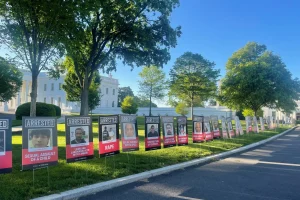 Αφίσες ντροπής και διαπόμπευση 100 μεταναστών από τον Λευκό Οίκο