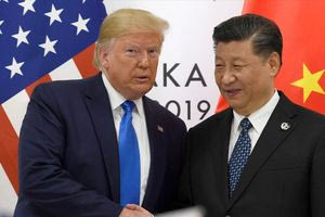 ΗΠΑ: Η κυβέρνηση Τραμπ εξετάζει μεγάλη μείωση στους δασμούς στην Κίνα