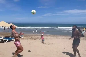 Ροντινέι και Τσικίνιο παίζουν ποδοβόλεϊ σε παραλία της Κρήτης (vid)