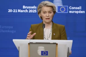 Φον ντερ Λάιεν: Θετικό βήμα για την οικονομία το «πάγωμα» των δασμών Τραμπ