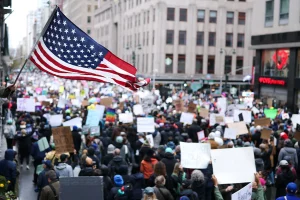 ΗΠΑ: Χιλιάδες Αμερικανοί διαδηλώνουν σε όλες τις Ηνωμένες Πολιτείες και στην Ευρώπη κατά των πολιτικών του Τραμπ και του Μασκ