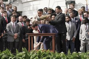 HΠΑ: Η γκάφα του Τζέι Ντι Βανς με πολυπόθητο τρόπαιο στον Λευκό Οίκο