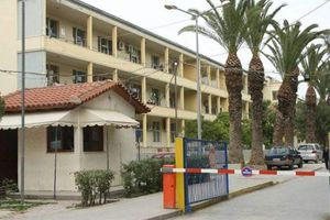 Αποχαιρετούν το συνάδελφο τους οι εργαζόμενοι του Βενιζελείου