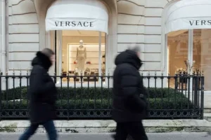Ιταλία: Η Prada αγόρασε τον οίκο Versace με συμφωνία που ξεπερνά το 1 δισ. ευρώ