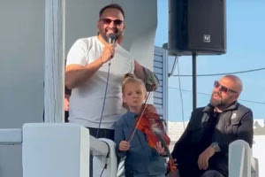 Ο 6χρονος βιολιτζής που ξεσήκωσε πανηγύρι στον Κέχρο της Τήνου (βίντεο)