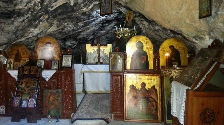 Ο ναός της Κρήτης  που το αγίασμα τρέχει από την οροφή του