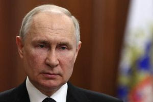 Πούτιν: «Μου έρχεται να χώσω μια μπουνιά σε μερικούς, αλλά κρατιέμαι…»