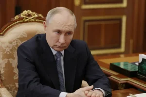 Εκεχειρία στα χαρτιά: Οι αλληλοκατηγορίες Ρωσίας – Ουκρανίας για παραβάσεις και το «όχι» του Πούτιν για παράταση