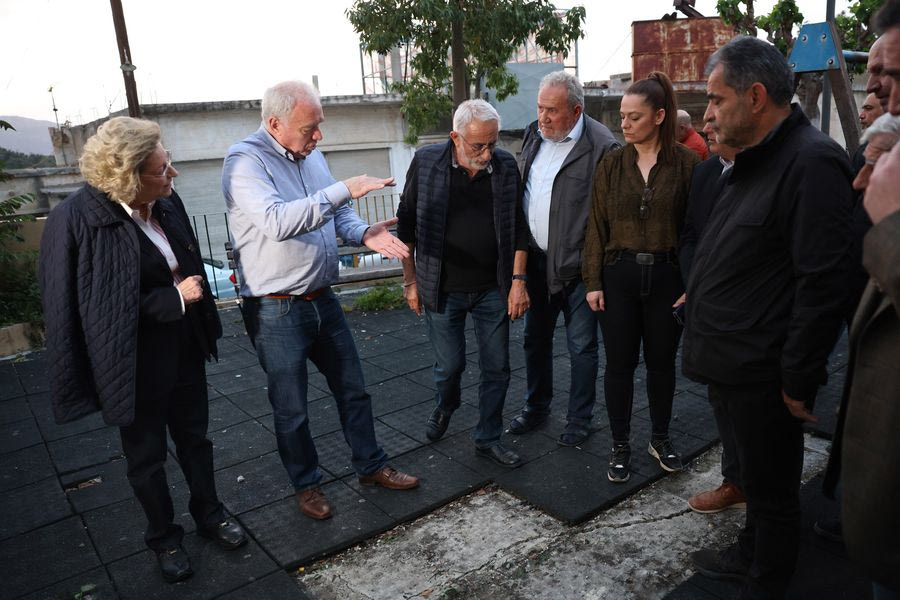 Στις Βούτες ο Ευθ. Λέκκας για τα ρήγματα: Ξεκινούν ενδελεχείς έλεγχοι στην περιοχή – Θα έχουμε καλύτερη εικόνα τη Δευτέρα