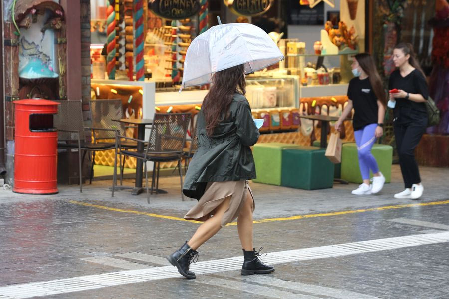 Με… ομπρέλα το (μισό) φετινό καλοκαίρι στην Ελλάδα