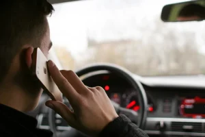 Έρευνα για τα τροχαία: Οι μισοί οδηγοί στην Ελλάδα παραδέχονται ότι οδηγούν μιλώντας στο κινητό – Πίνακες