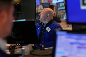 Χάθηκαν πάνω από 2 τρισ. δολάρια στη Wall Street μετά τους δασμούς Τραμπ – Η χειρότερη συνεδρίαση από το 2020