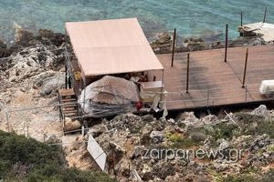 Χανιά: Έστησαν εξέδρα για beach bar πάνω σε βράχια σε περιοχή Natura