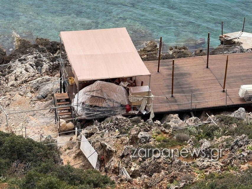 Χανιά: Έστησαν εξέδρα για beach bar πάνω σε βράχια σε περιοχή Natura