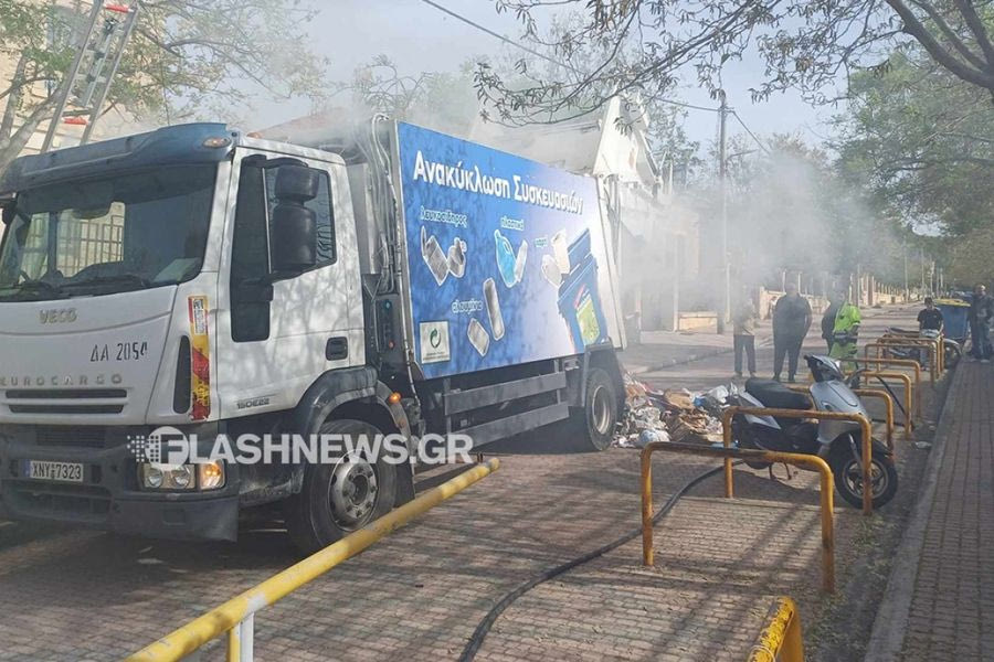 Χανιά: Απορριμματοφόρο ανακύκλωσης έπιασε φωτιά στο κέντρο της πόλης (vid)