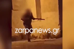 Χανιά: Ηλικιωμένος βγήκε ημίγυμνος από το σπίτι του και πυροβόλησε στον αέρα (vid)