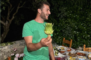 «Αυτό το νησί δεν σταματάει να με εκπλήσσει»: Ωδή σε μια μικρή ταβέρνα δίπλα στη θάλασσα στο κτήμα με τις χαρουπιές