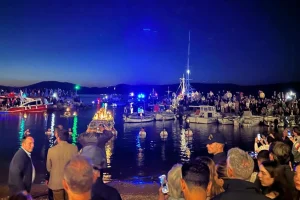 Υδρα: Με κατάνυξη και ευλάβεια η περιφορά του Επιταφίου – Η πομπή κατέληξε στη θάλασσα