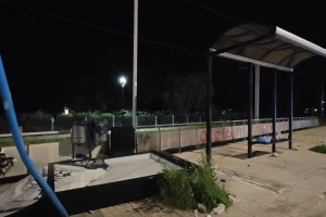 Αθήνα: Αυτοκίνητο έπεσε σε στάση λεωφορείου στον Φλοίσβο