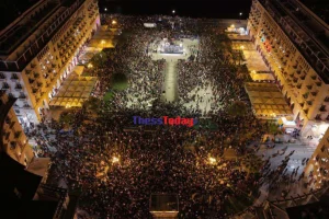 Θεσσαλονίκη: Πέντε Επιτάφιοι συναντήθηκαν στην πλατεία Αριστοτέλους