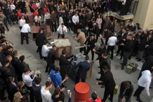 Ζάκυνθος: Έγινε η πρώτη Ανάσταση με το έθιμο του «σεισμού», δείτε βίντεο