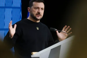 Ο Ζελένσκι επιστρέφει εκτάκτως στην Ουκρανία μετά τα ρωσικά πλήγματα στο Κίεβο