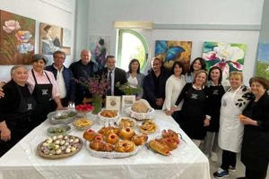 Μύρισε … Πάσχα όλη η Πεδιάδα – Τέσσερις γενιές στα ζυμωτά της Λαμπρής στο Καστέλι