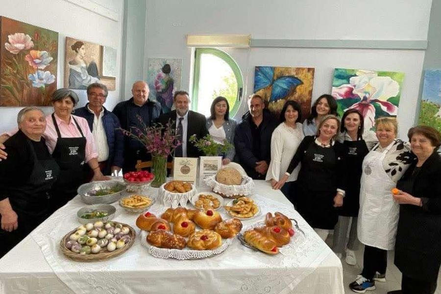 Μύρισε … Πάσχα όλη η Πεδιάδα – Τέσσερις γενιές στα ζυμωτά της Λαμπρής στο Καστέλι