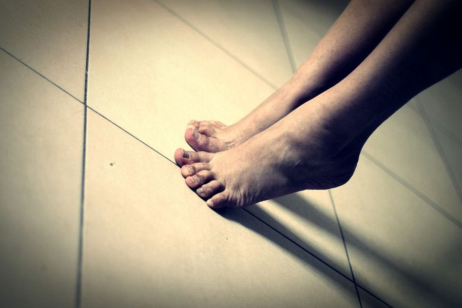Κρύα χέρια και πόδια: Τι προσπαθεί να σας «πει» το σώμα σας