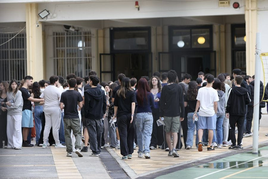 Πανελλήνιες: Όλα όσα συνέβησαν έξω από τα εξεταστικά κέντρα του Ηρακλείου