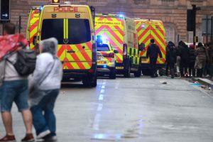 Λίβερπουλ: Αυτοκίνητο έπεσε σε πλήθος στη διάρκεια των πανηγυρισμών για το πρωτάθλημα – Πολλοί τραυματίες